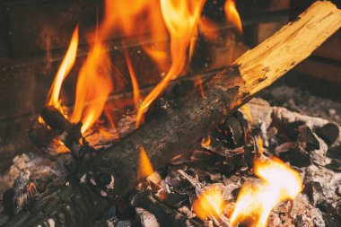 Odun ve kömür yanıyor ve közler oluşturuyor.