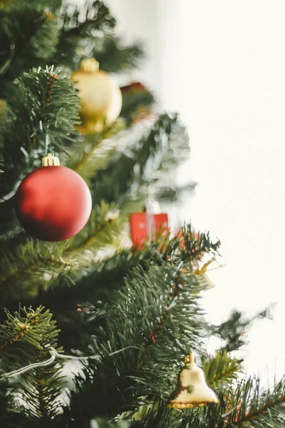 Süslü bir Noel ağacının yeşil dalları