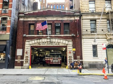 New York, Usa; 20 Haziran 2017: New York 'un kentsel alanındaki itfaiye istasyonu