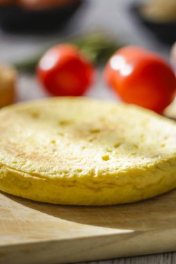 Patates omleti, domates, soğan, yumurta ya da kuşkonmaz gibi farklı sağlıklı ve vejetaryen malzemelerle birlikte tipik bir İspanyol yemeğidir..