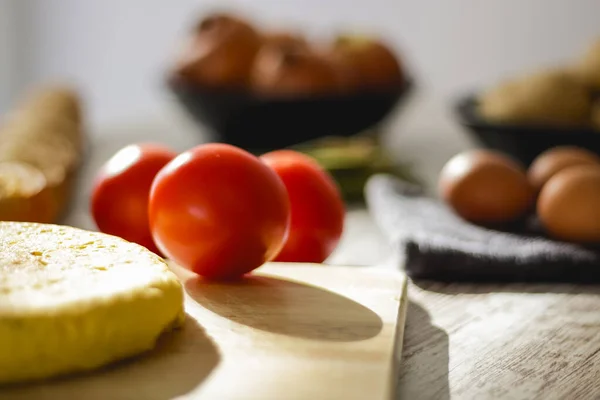 Patates omleti, domates, soğan, yumurta ya da kuşkonmaz gibi farklı sağlıklı ve vejetaryen malzemelerle birlikte tipik bir İspanyol yemeğidir..