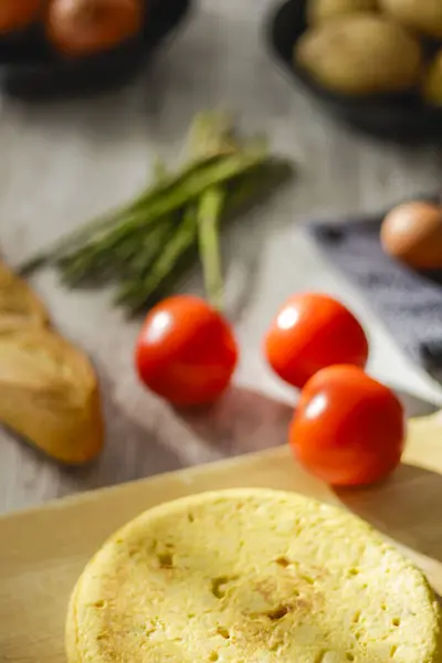 Картофельный Омлет Типичное Испанское Блюдо Различные Здоровые Вегетарианские Ингредиенты Такие — стоковое фото