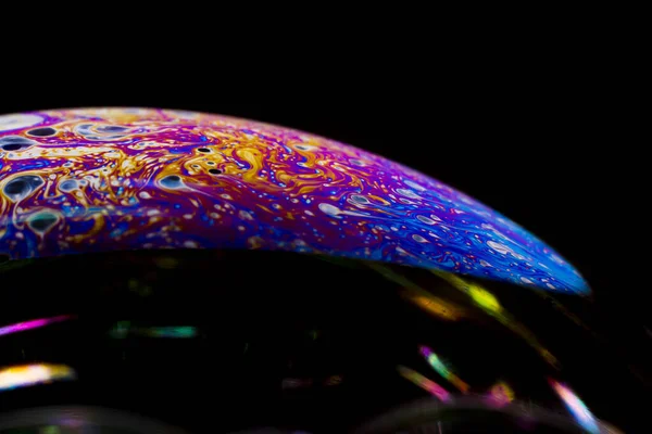 Makroaufnahme Einer Seifenblase Mit Auffälligen Farben Und Planetenartiger Erscheinung Selektiver — Stockfoto