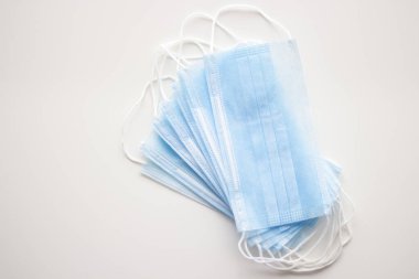 Mavi tıbbi maskeler, virüslerden korunmak için, beyaz arka planda, seçici odak, konsept, covid19