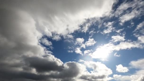 时光飞逝4K 云朵迅速掠过蓝天 遮蔽了太阳 — 图库视频影像