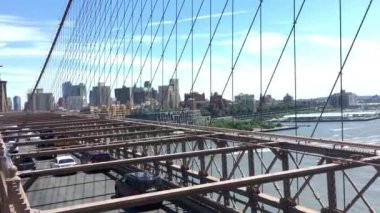 New York, ABD; 25 Haziran 2017; Arabalar ve insanlar gün içinde Brooklyn Köprüsü 'nden geçiyor, turistlerin yoğun olduğu bir bölge olarak, ağır çekimde, HD
