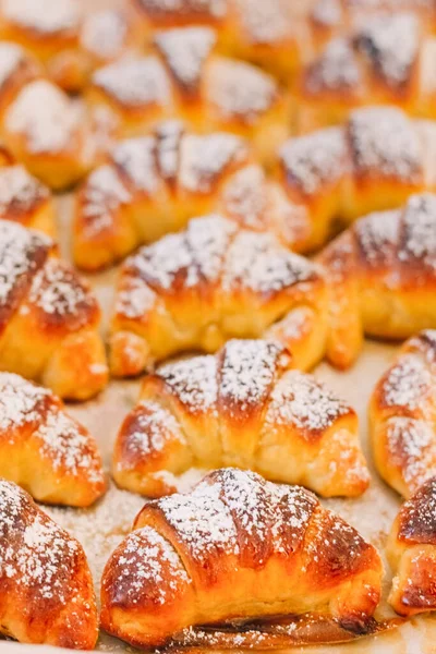Kézműves Módon Készült Croissant Frissen Sütve Jellegzetes Aranyszínével Porcukorral Felületén — Stock Fotó