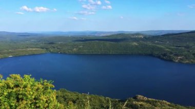 Güneş batarken Sanabria Gölü 'nün panoramik manzarası. Buzul kökenli. Etkileyici renkleri var.