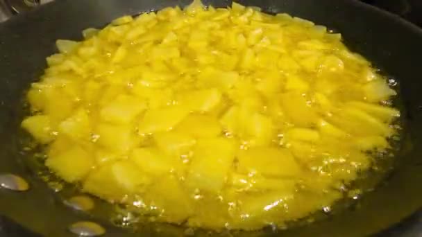 Картопля Смажать Сковороді Слабкому Вогні Оливковою Олією Основний Інгредієнт Приготування — стокове відео