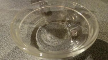 Ham yumurta cam bir kaseye düşüyor, pişirilmesi gereken bir malzeme olarak, 4K
