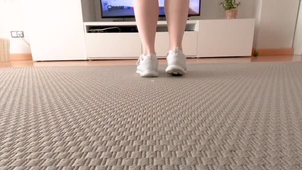 Kaukasische Jonge Vrouw Een Dansles Thuis Televisie Oefenen Plezier Hebben — Stockvideo