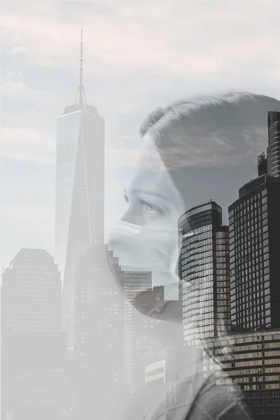 Dubbel Exponering Ung Vit Kvinna Med Mask Över New Yorks — Stockfoto