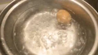 Pişirme malzemesi olarak kaynar suyla birlikte tencerede yumurta pişirmek. 4K
