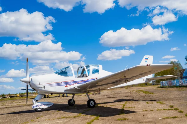 Flugzeug Tecnam 2002 Sierra Steht Auf Der Landebahn Vor Blauem Stockbild