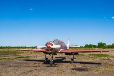 Vintage Airplane Yak mavi gökyüzüne karşı podyumda duruyor.
