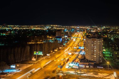 Rusya, Yaroslavl şehri, Moskovsky Bulvarı 'ndan gece görüş.
