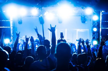 Konserdeki gece kulübünde parti.