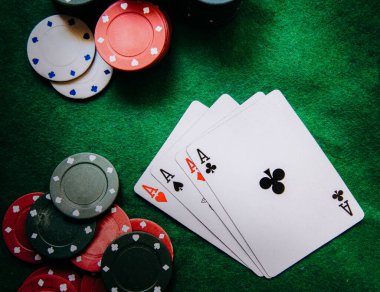Yeşil halıda poker kartları ve çipler