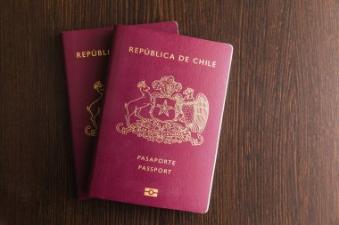 Masasında dolar olan bir Kızıl Şili pasaportu.