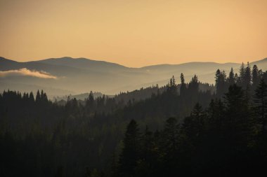 Mountain view ton bakış açısı ile gün batımında