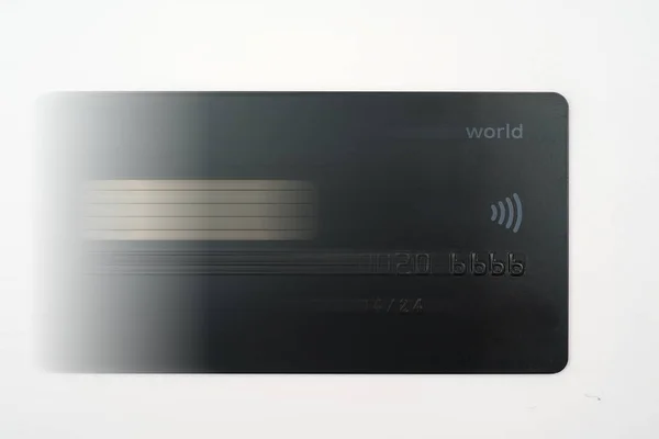 Sola bulanık siyah kredi kartı hareket.