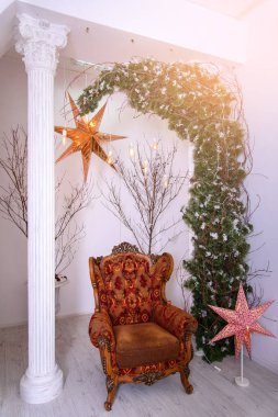 Sütun, ağaç ve sandalye ile Noel Yılbaşı süslemeleri