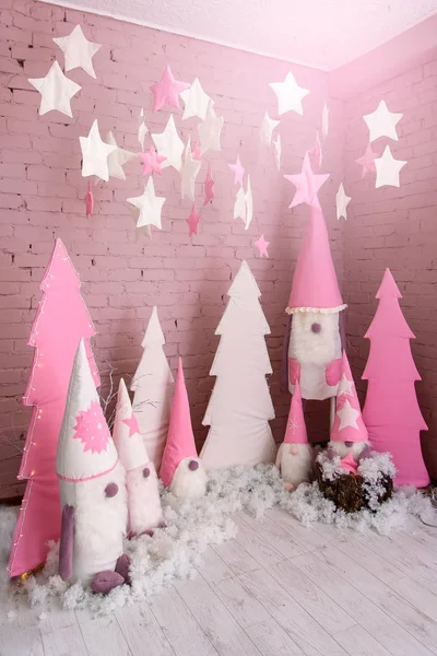 Noel, yeni yıl süslemeleri pembe renkli