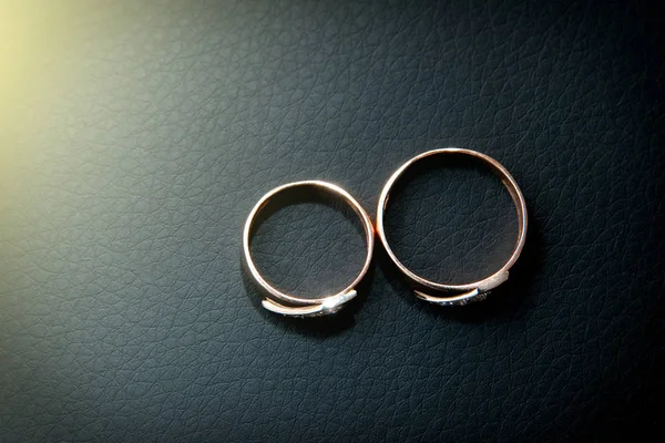 Dos Anillos Boda Sobre Fondo Cuero Negro —  Fotos de Stock