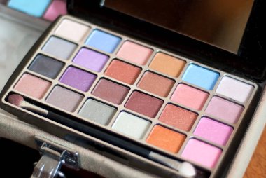 Renkli göz falı olan makyaj paleti