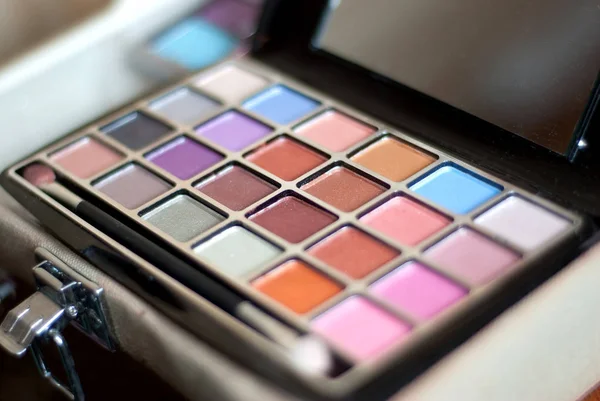 Paleta Maquillaje Con Sombras Coloridas —  Fotos de Stock