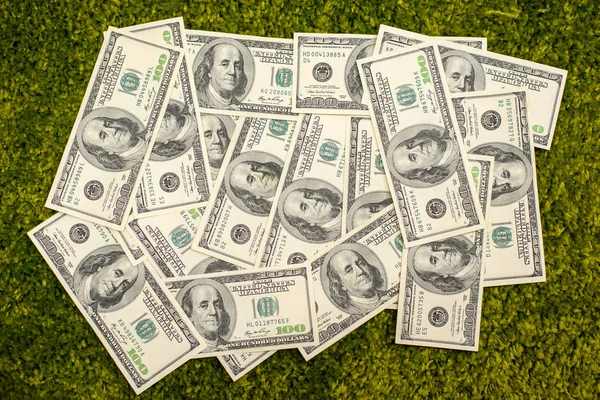 美元钞票铺设在绿草地毯背景 — 图库照片