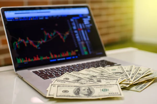 Bitcoin grafikleri ile bir laptop döşeme para
