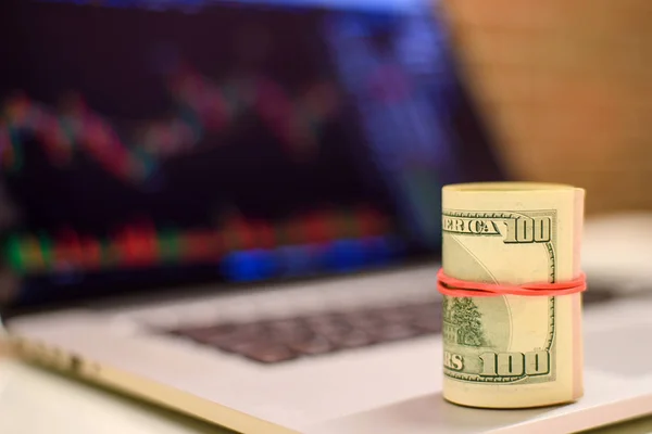 Bitcoin grafikleri ile Laptop ayakta dolarlarına rulo