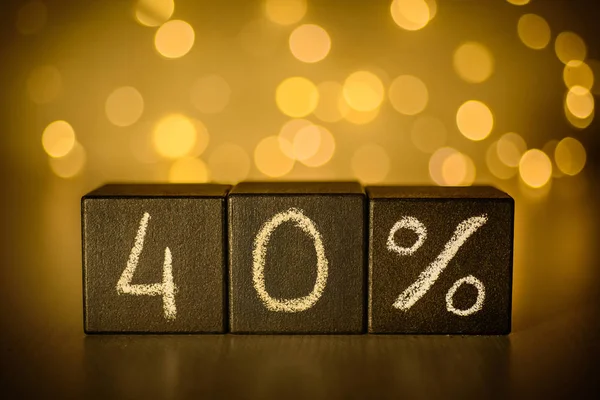 bulanık bokeh arka plan siyah küplerin yazılı % 40 sembolleri tebeşir