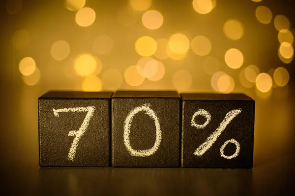 bulanık bokeh arka plan siyah küplerin yazılı % 70 sembolleri tebeşir