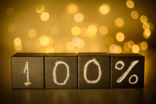 % 100 sembolleri tebeşir bulanık bokeh arka plan siyah küplerin yazılı