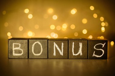 Bonus kelime tebeşir bulanık bokeh arka plan siyah küplerin yazılı