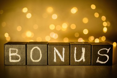 Bonus kelime tebeşir bulanık bokeh arka plan siyah küplerin yazılı