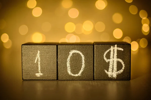 bulanık bokeh arka plan siyah küplerin yazılı 10$ tebeşir