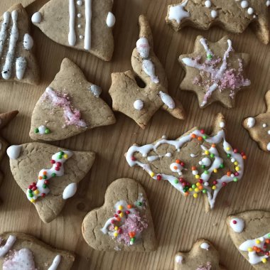 Renkli süslemeli Noel ağacı şeklinde zencefilli kurabiye.