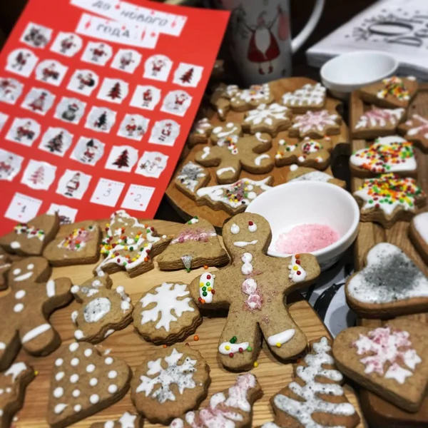 Renkli süslemeli sarı takvim ve zencefilli kurabiye - zencefilli ekmek adam, kar taneleri, Noel ağaçları, ayılar, geyikler, kalpler