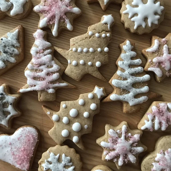 Renkli süslemeli Noel ağacı şeklinde zencefilli kurabiye.