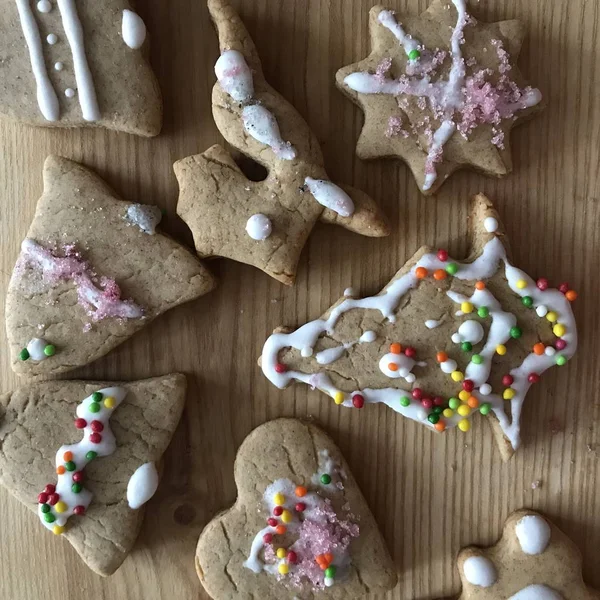 Renkli süslemeli Noel ağacı şeklinde zencefilli kurabiye.