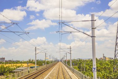 Bir yaz gününde ufka uzanan demiryolu parça bir yatay çekim.
