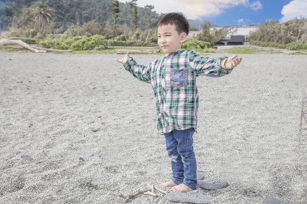 Niño Pie Una Playa —  Fotos de Stock