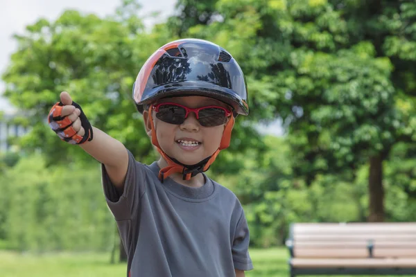 Ein Vierjähriger Junge Mit Sonnenbrille Fahrradhelm Und Steht Einem Sonnigen — Stockfoto