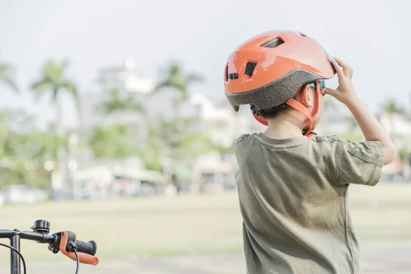 Un niño montando una bicicleta. Niño en bicicleta . — Foto de Stock