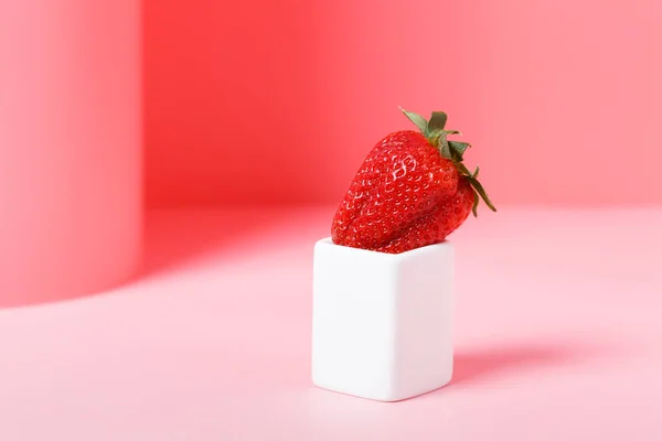 Κοντινό πλάνο του μια φράουλα σε παστέλ ροζ φόντο. Ελάχιστη έννοια. Γλυκό ώριμα εποχιακά μούρο — Φωτογραφία Αρχείου