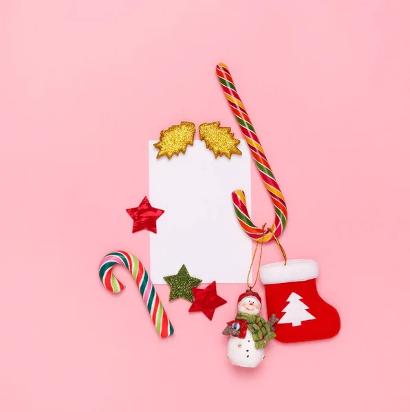 クリスマス カードのコンセプトです。キャンデー杖、雪だるまと感じたは、パステル ピンクの背景のブーツします。新年のモックアップ. — ストック写真