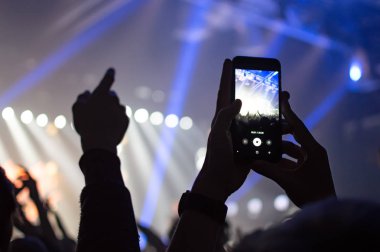 Fan rock konserinde video çekiyor.